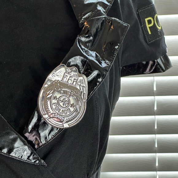 Spirit of Halloween police woman costume - Picture 4 of 16